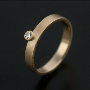 offset small diamond on 3mm gold band